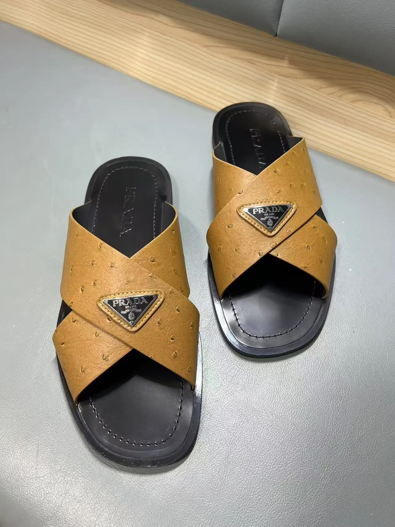 340💰PRADA Prada’s latest slippers are synchronized with the official website. This slipper is made of the brand’s unique and iconic Saffiano leather. The brand logo jumps out from the double straps, and the brand style is clearly visible. Cowhide gives men elegant charm and functional design, making it an ideal choice for vacation and leisure. Size:38-45